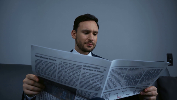 избирательное внимание бизнесмена, читающего газету
  - Кадры, видео
