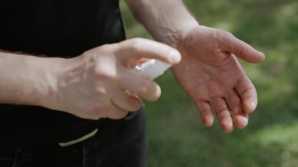Człowiek dezynfekuje ręce środkiem antyseptycznym. ręce z bliska. - Materiał filmowy, wideo