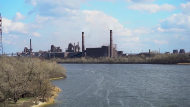 ごみ焼却施設だ喫煙スモーク付きのごみ焼却炉プラント。工場による環境汚染の問題 - 映像、動画