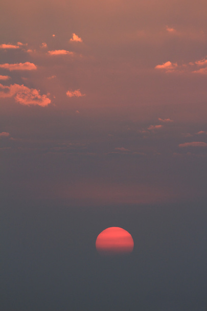 κόκκινο ηλιοβασίλεμα και χρυσή skyscape φόντο - Φωτογραφία, εικόνα