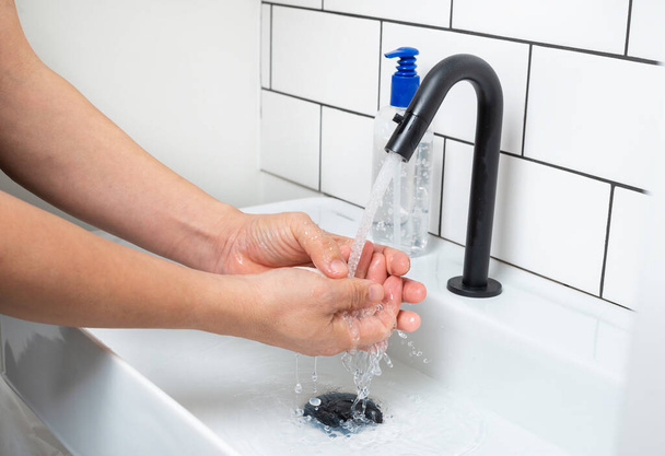 Handen wassen met zeep ter bescherming tegen bacteriën en virussen - Foto, afbeelding