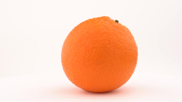 ζουμερά πορτοκαλί φρούτα περιστρεφόμενα σε περιστρεφόμενες σταγόνες τραπεζιού  - Πλάνα, βίντεο