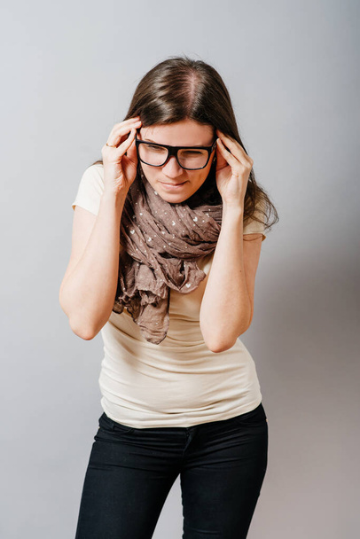 girl with glasses on grey background - Foto, immagini