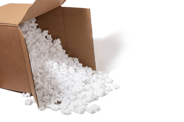 Kartondoboz ömlik rengeteg polisztirol vagy fehér styrofoam csomagoló darabok minimalizálására használt dudorok áruszállítás. - Fotó, kép