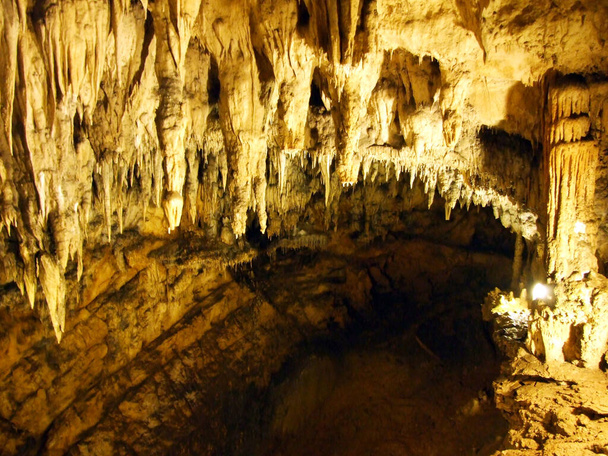 Cueva superior de Baracs o Gornja Baraceva spilja (Paisaje significativo Cuevas de Barac o Znacajni krajolik Baraceve spilje) - Rakovica, Croacia (Kroatien, Hrvatska
) - Foto, Imagen