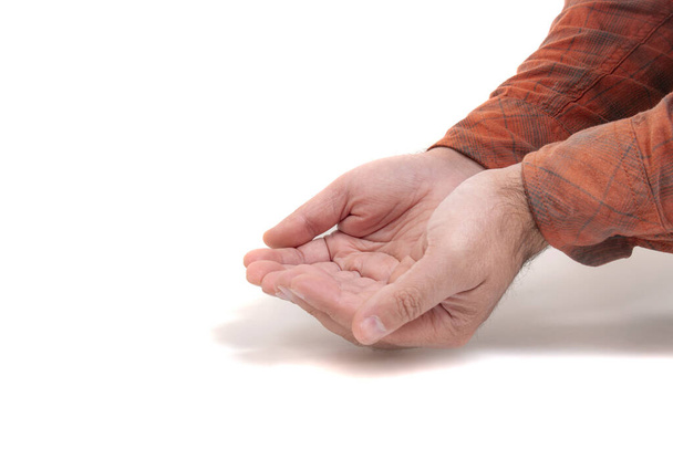concepto de primer plano vacío de las manos masculinas que significa ofrecer, sostener o cuidar aislado sobre un fondo blanco
. - Foto, Imagen