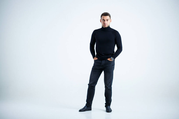 jeune homme d'affaires en noir golf et jeans
 - Photo, image
