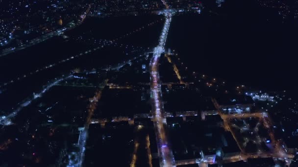 Top uitzicht op de nachtstad met auto 's en nachtlampjes. Goedenacht Ternopil. Oekraïne. Nachtleven. - Video