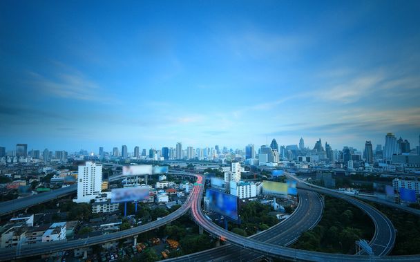Bangkok City Ansicht Wolkenkratzer in der Dämmerung - Foto, Bild