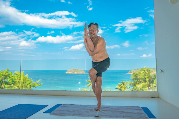 Exercício em casa com ioga Para que o corpo possa lutar contra a doença E ser o vírus imune Covid 1
 - Foto, Imagem