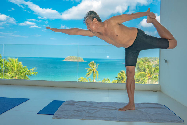Cvičení doma s jógou, aby tělo mohlo bojovat proti nemoci a být imunní virus Covid 1 - Fotografie, Obrázek