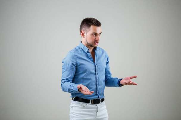 man zakenman leraar in een blauw shirt op een witte achtergrond - Foto, afbeelding