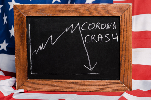 corona crash lettering escrito en pizarra sobre fondo de bandera americana, concepto coronavirus
 - Foto, Imagen