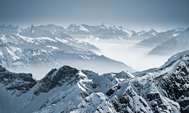 スイスアルプスの雪山 - 写真・画像