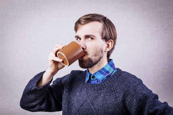 Чоловіки п'ють каву. Крупним планом чоловіки п'ють каву на відкритому повітрі
 - Фото, зображення