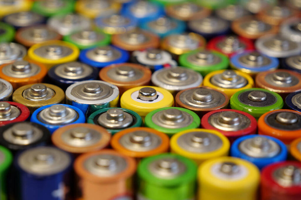 Beaucoup de batterie multicolore d'occasion
 - Photo, image