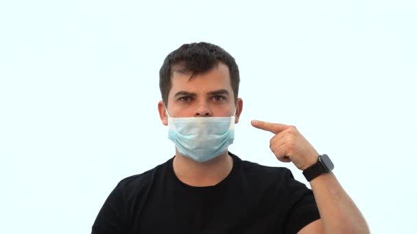 Ένας άντρας με ιατρική μάσκα. Προστατευτική μάσκα προσώπου. Λανθασμένη προστασία από τους πανδημικούς ιούς Covid 19. Η μάσκα στο πρόσωπο δεν μπλοκάρει τη μύτη. Πώς να φορέσετε μάσκα προσώπου - Πλάνα, βίντεο