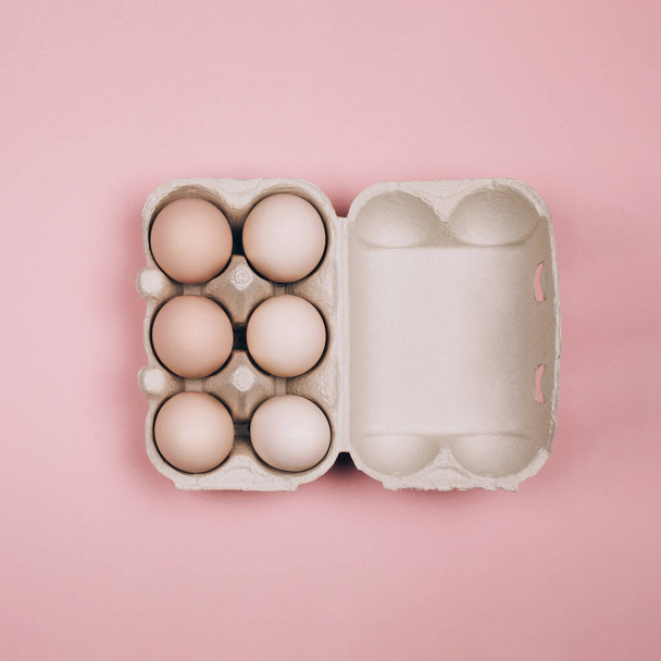 Organic eggs in carton tray - 写真・画像