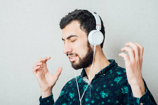 man listens music with headphones - Foto, imagen
