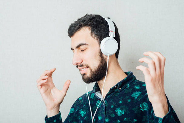 man listens music with headphones - Foto, afbeelding