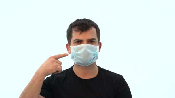 Um homem com uma máscara médica. Máscara protetora médica. Proteção incorreta contra os vírus da pandemia de Covid 19. A máscara no rosto não bloqueia o nariz. Como usar uma máscara facial
 - Filmagem, Vídeo