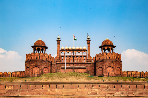 Haupteingang des Red Fort Building. Das Red Fort ist ein historisches Fort in der indischen Stadt Delhi. Das Hotel liegt im Stadtzentrum von Neu Delhi mit großer roter Mauer aus Stein - Foto, Bild