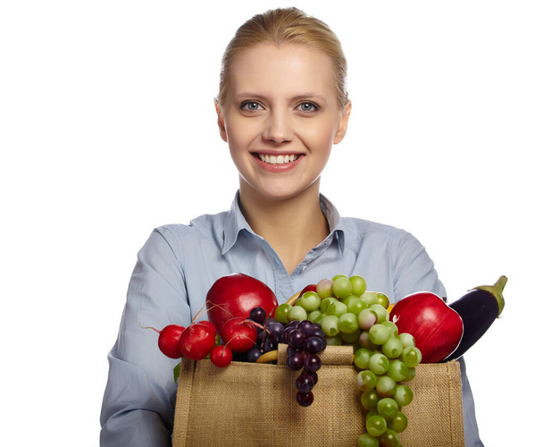 Kobieta trzymająca papierową torbę pełną świeżych warzyw. Dietetyczna koncepcja zdrowego odżywiania na białym tle - Zdjęcie, obraz