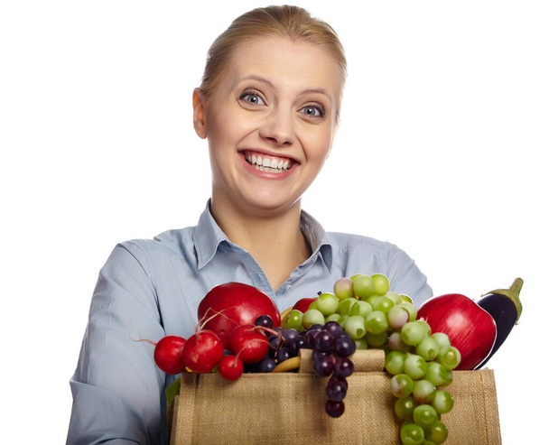 nő kezében élelmiszerpapír bevásárló táska tele friss zöldségekkel. Táplálkozás egészséges táplálkozás elszigetelt fehér alapon - Fotó, kép