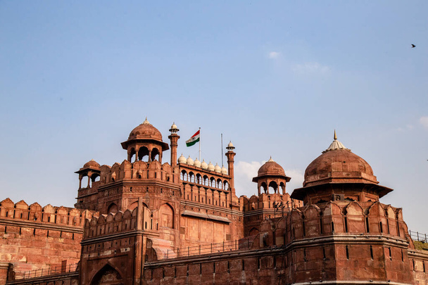Entrada principal del edificio del Fuerte Rojo.El Fuerte Rojo es un fuerte histórico en la ciudad de Delhi en la India. Ubicado en el centro de la ciudad de Nueva Delhi con gran pared roja de piedra
 - Foto, Imagen