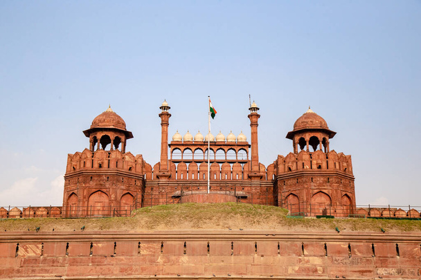Punainen linnoitus on historiallinen linnoitus Delhin kaupungissa Intiassa. Etsi New Delhin keskustasta suuri punainen seinä kivestä
 - Valokuva, kuva
