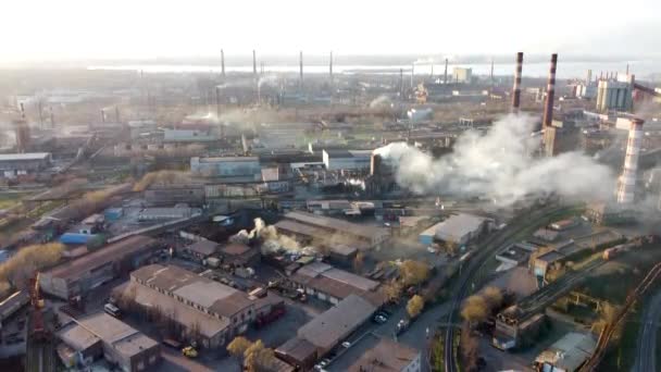 Město znečištění ovzduší. znečištěná atmosféra z emisí z továren a závodů - Záběry, video