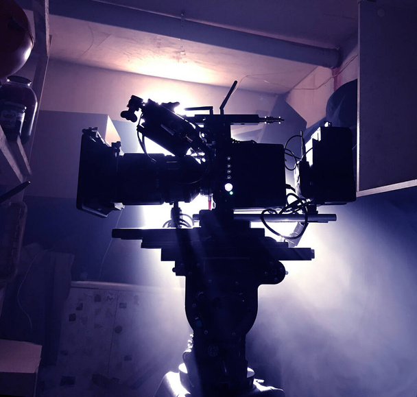 Μυστική σιλουέτα κινηματογραφικής κάμερας στις ακτίνες του ήλιου  - Φωτογραφία, εικόνα