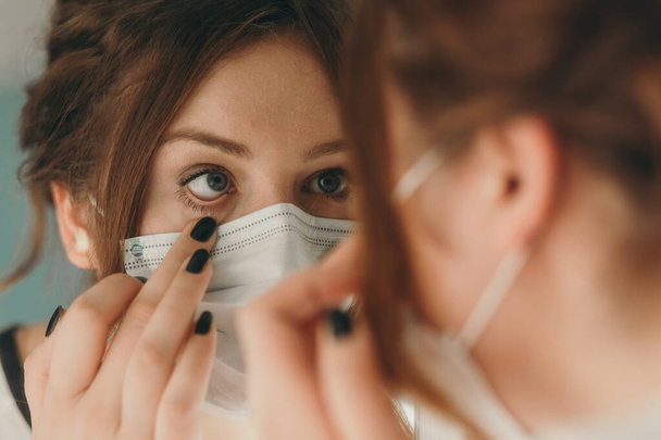 Vrouw controleren van haar gezondheidstoestand kijken in haar ogen, close-up portret  - Foto, afbeelding