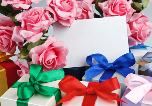 Carte de voeux avec fleurs et cadeaux
 - Photo, image