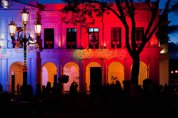Village κέντρο διακοσμημένο με πολύχρωμα φώτα σε μεξικάνικα φεστιβάλ - Φωτογραφία, εικόνα