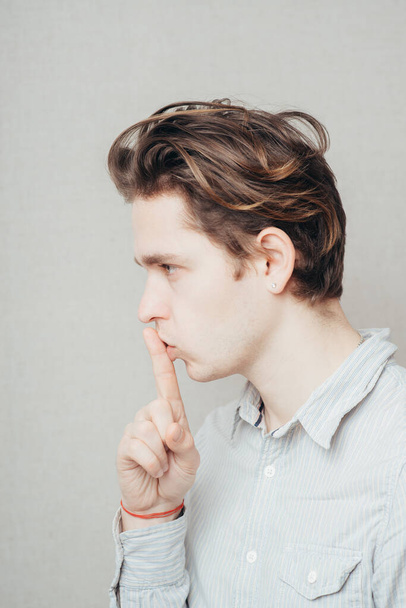 young man making silence gesture, shhh!! - Foto, Bild