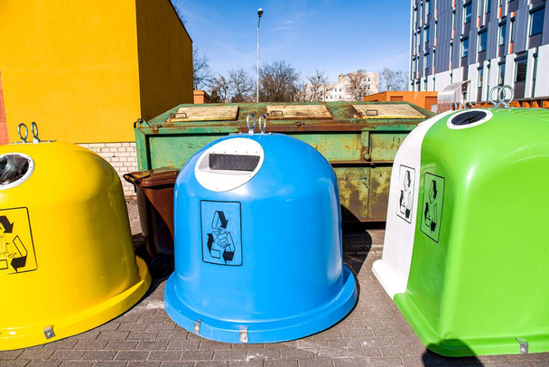Śmietnik w Europie. Recykling odpadów w Unii Europejskiej. Malowane kosze na śmieci. wykorzystanie tworzyw sztucznych - Zdjęcie, obraz