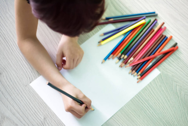鉛筆で子供の手を描くのクロップ画像を閉じます。covid-2019のパンデミックの間に就学前や学校で隔離中に時間を過ごす方法. - 写真・画像