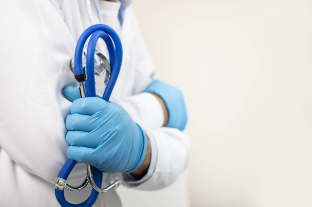 blanke arts met stethoscoop en lab witte vacht geïsoleerd op een witte achtergrond. - Foto, afbeelding