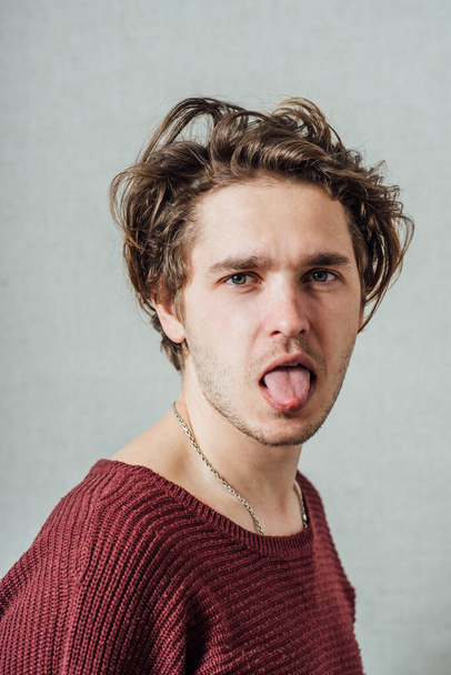 若い男が舌を出し - 写真・画像