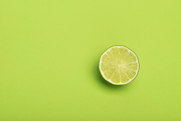 Lime slice on green background - Foto, immagini