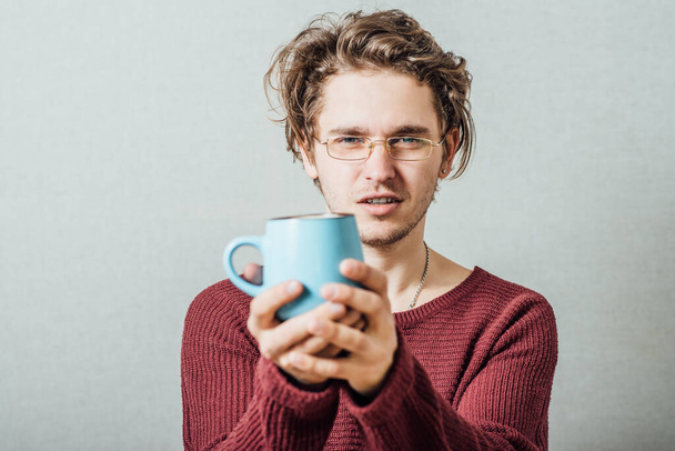 Man holding a cup of coffee  - Zdjęcie, obraz