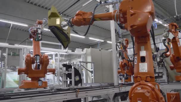 Виробництво навушників на автоматичному промисловому роботизованому центрі, роботизована зброя - Кадри, відео