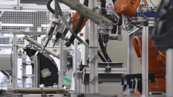Fényszórók gyártása automatizált ipari robotközpontban, robotragasztás - Felvétel, videó