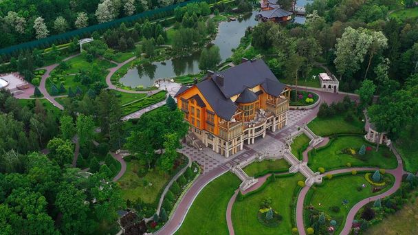 Club House "Honka" dans la résidence privée de Mezhyhiria et le petit village de New Petrovtsy .Kiev, Ukraine - Vol Aérien Paysage Urbain
 - Photo, image