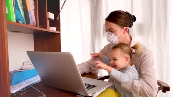 Žena v lékařské masce se snaží pracovat doma - Záběry, video