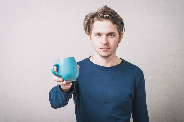 man holding a cup - Fotoğraf, Görsel