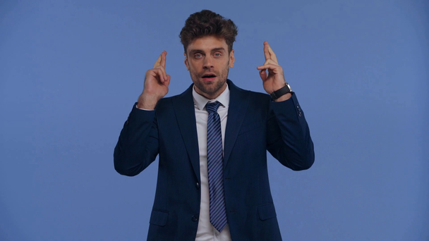 Liikemies ristissä sormet osoittavat kyllä ele eristetty sininen
 - Materiaali, video
