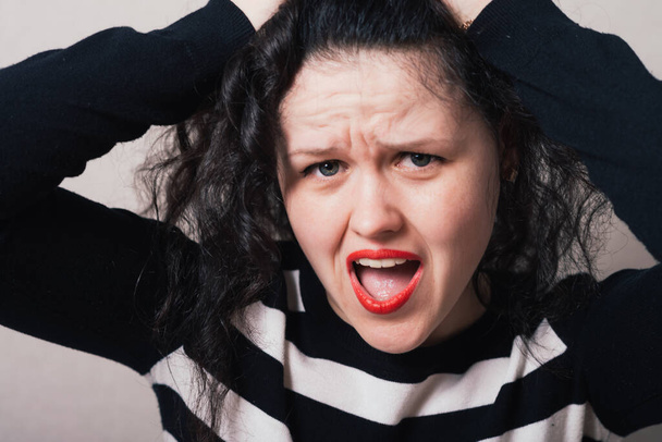 woman tearing her hair and shouting - Foto, Bild