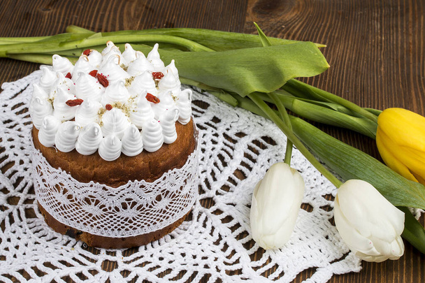 Різні весняні великодні торти з білим глазур'ю та цукровим декором на столі, оформленому в сільському стилі
 - Фото, зображення